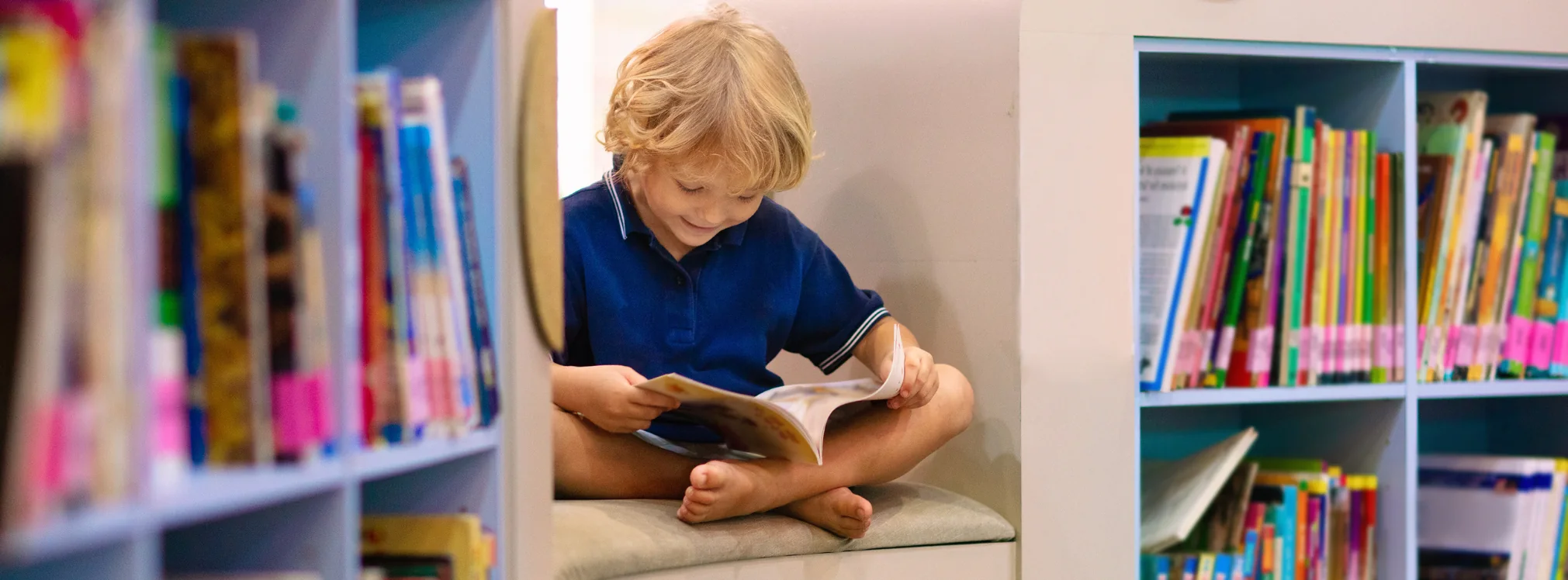 Barn som läser tillsammans i en bokhörna på biblioteket