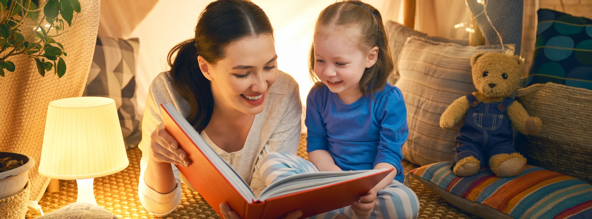 Mamma och barn som läser och samtalar om en bok